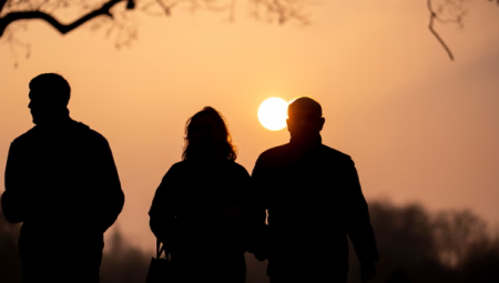 سحابة غبار صحراوي تحول شروق وغروب الشمس إلى ألوان ذهبية وبرتقالية في المملكة المتحدة