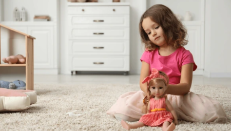 بين الدمى والأجهزة اللوحية.. دراسة تحسم الجدل لصالح اللعب بالدمى