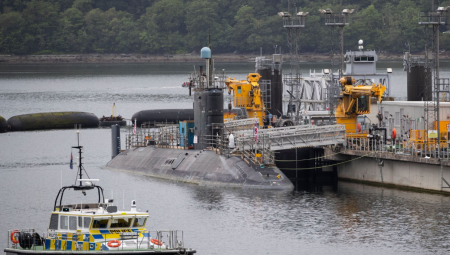 القبض على رجل إيراني وامرأة بعد محاولة دخول قاعدة نووية بريطانية