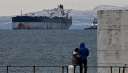 بريطانيا تمنح الضوء الأخضر للبحرية الملكية لمصادرة سفن أسطول الظل الروسي