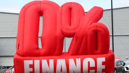 معركة قضائية بملايين الجنيهات بين عملاء قروض السيارات وبنك لويدز