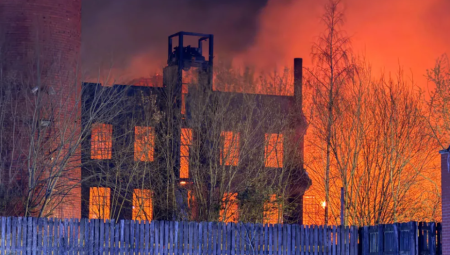 حريق هائل يدمر طاحونة تاريخية في ليك والشرطة توقف مشتبهًا