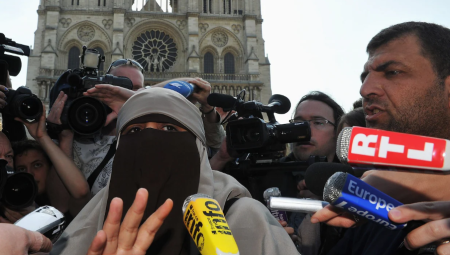 فرنسا تحظر النقاب بدعم قضائي أوروبي… والمحافظون البريطانيون يدرسون الاقتداء