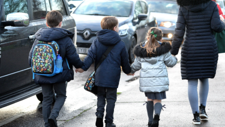 خطة بريطانية شاملة: وزارة الداخلية تستعين بمرافقين بالغين لحماية الطلاب من جرائم الطعن