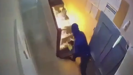 كاميرات المراقبة تكشف إحراق مركز لجوء يضم أطفالًا في دروغيدا