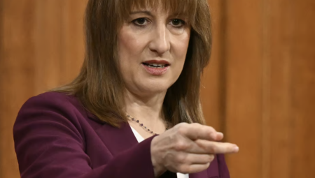 ريفيز تدرس رفع ضريبة الدخل لسد عجز بقيمة 30 مليار جنيه إسترليني