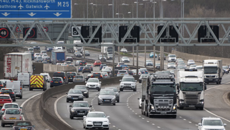 حادث تصادم متعدد على طريق M25 السريع ينقل مصابًا بمروحية إسعاف