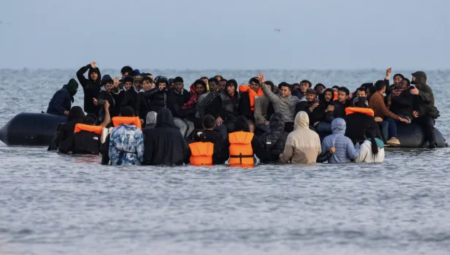 حزب العمال يدرس تبني نموذج الهجرة الدنماركي الصارم للحد من دخول اللاجئين إلى بريطانيا