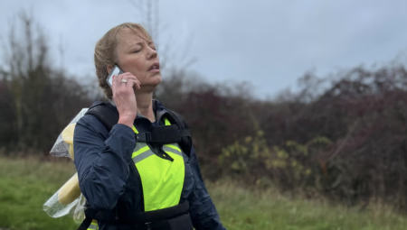 مذيعة بريطانية تنهي تحدّي 135 ميلاً وتجمع ملايين الجنيهات دعماً للأطفال