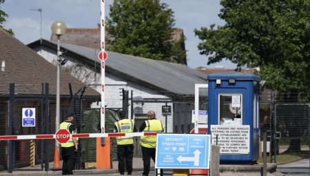 تعليق اثنين من كبار موظفي مركز مانستون وفتح تحقيق في مخالفات