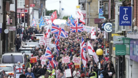 احتجاجات جماهيرية على تحويل قاعدة عسكرية مهجورة لإيواء طالبي اللجوء