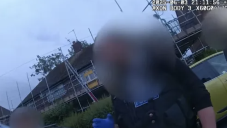 السجن 3 سنوات لشاب تظاهر بالإعاقة وهاجم حارس أمن لسرقة صندوق بيرة