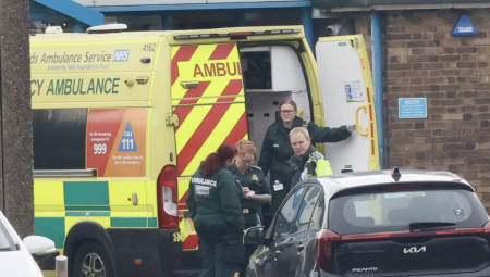 نقل خمسة أشخاص إلى المستشفى بعد تسرّب مادة كيميائية في مدرسة غرب ميدلاندز