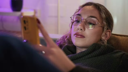 دراسة: الإكثار من مشاهدة فيديوهات تيك توك القصيرة يضعف التركيز ويرفع مستويات القلق