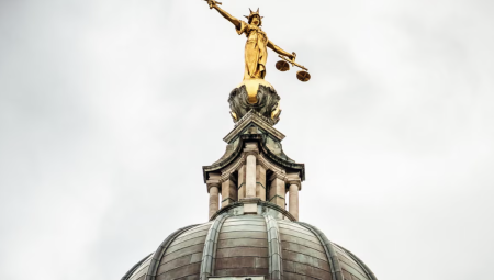 جدل في بريطانيا بعد مقترح لإلغاء غالبية المحاكمات أمام هيئة المحلفين