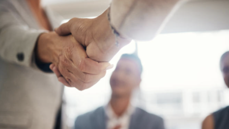 دخل مرتفع من وظائف روتينية: 10 مهن برواتب تتجاوز 75 ألف دولار سنوياً!