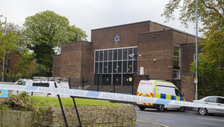 اعتقال رجل عند وصوله إلى بريطانيا للاشتباه بتورطه في هجوم كنيس مانشستر