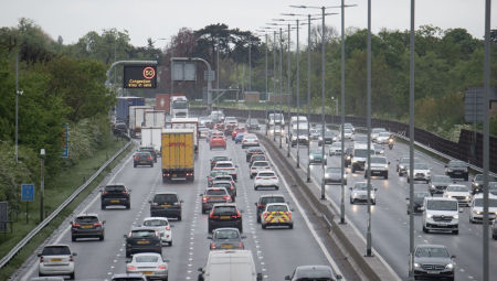 شلل مروري صباح اليوم على طريق M4 بعد حادث مروّع بين دراجة نارية وسيارة