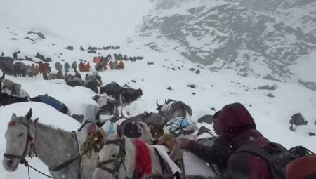 عاصفة ثلجية تحاصر مئات المتنزهين قرب جبل إيفرست وجهود إنقاذ مستمرة