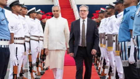 ستارمر يلتقي خبراء الهوية الرقمية الهندية لدراسة إمكانية تطبيقها محليًا