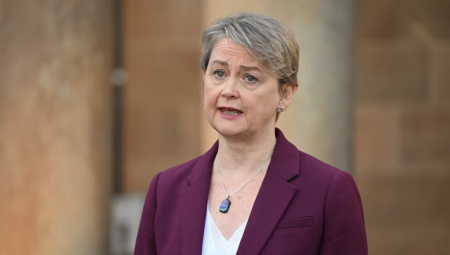 كوبر تدافع عن مشروع الهوية الرقمية للأطفال رغم التحذيرات