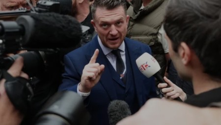 توقيف تومي روبنسون لحيازته مبالغ مالية كبيرة ورفضه تسليم رمز هاتفه للشرطة