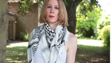 شرطة كينت تعتذر لمتظاهرة هُددت بالاعتقال لحملها علم فلسطين وتدفع لها تعويضًا