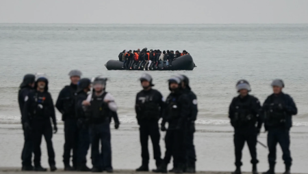 منظمات فرنسية تطعن في اتفاق الهجرة مع بريطانيا وتصفه بغير الدستوري