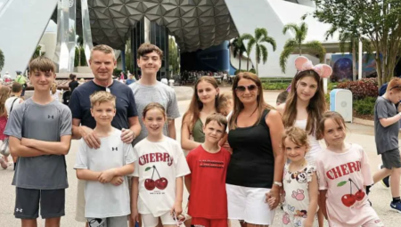 تغريم أكبر عائلة في بريطانيا بعد اصطحاب أطفالها في عطلة فاخرة إلى ديزني وورلد