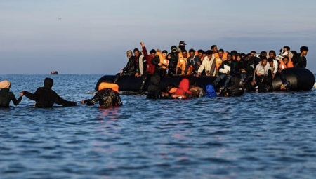 بريطانيا تُرحِّل 16 مهاجرًا إلى فرنسا في أكبر دفعة ضمن اتفاق “واحد مقابل واحد”