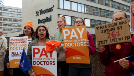 أطباء إنجلترا يعلنون إضرابًا لمدة خمسة أيام في نوفمبر احتجاجًا على الخلاف حول الرواتب