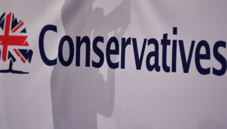 جدّه رئيس أساقفة القدس.. عضو سابق في حزب المحافظين يقاضي الحزب بعد تجميد عضويته بتهمة معاداة السامية