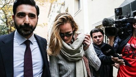 تركيا تفرض حظر السفر على زوجة صاحب الخوذ البيضاء