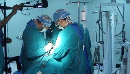 سقطة من السرير تنقذ حياة طفلة بريطانية!!